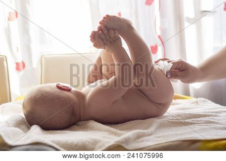 Momy Cleaning Baby Skin With Wet Wipes