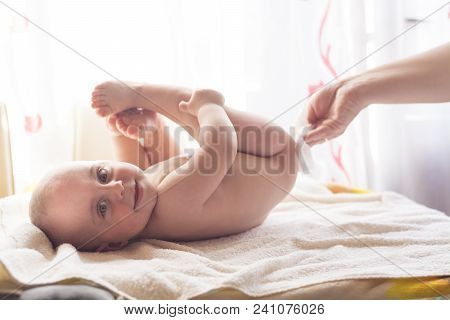 Momy Cleaning Baby Skin With Wet Wipes
