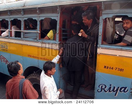 Folk ind i bussen i Kolkata