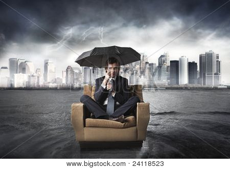 Businessman sitting unter einem Dach auf einen Sessel mit Stadtansicht im Hintergrund