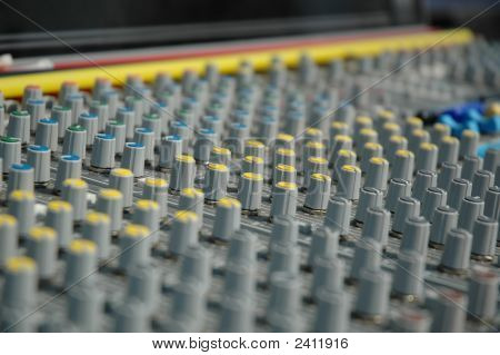 Griffe des Managements des Vorstands den Soundprozessor (Mixer).