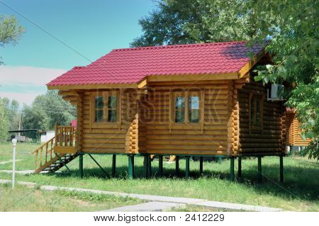 Das Holzhaus auf Pfählen.