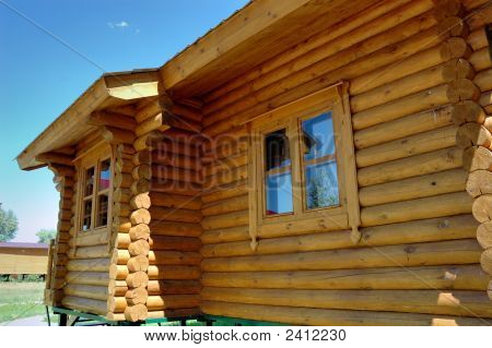 Wand eines Holzhauses mit Windows.