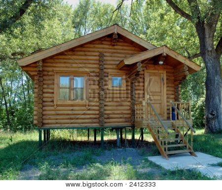 Das Holzhaus mit Veranda.