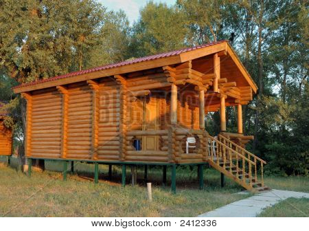 Das Holzhaus mit Veranda.