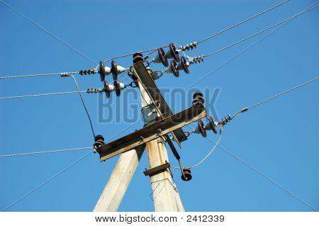 Stahlbeton-Spalte mit elektrischen Leitungen.