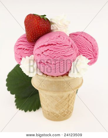 Cône de crème glacée de fraise sur Backgraound blanc