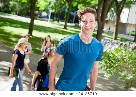 バック グラウンドで友達と進学少年の肖像画