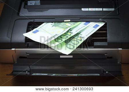 The Printer, The Lid Is Open. You See Money, Euro. There Is Vignetting.