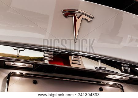 Chicago - Circa May 2018: Showroom Tesla Model X. Tesla Designs And Manufactures The Model X And S E