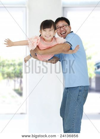 พ่อสุขเอเชียและสาวน้อยที่เล่นด้วยกัน
