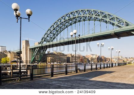 Tyne bridge con pali