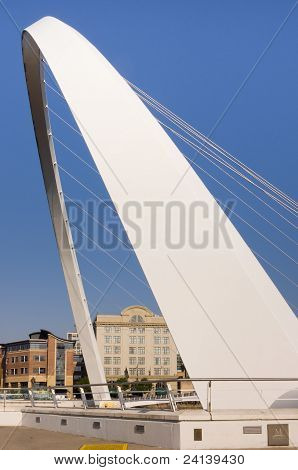 Cerca de puente del Milenio de Gateshead