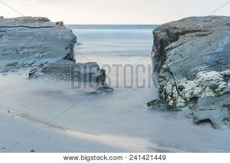 Playa Entre Las Rocas Del Mar Gallego