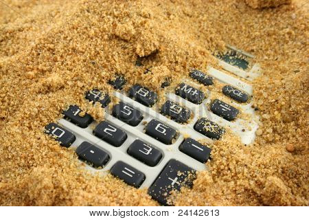 Uma calculadora enterrada na areia - botões mostrando