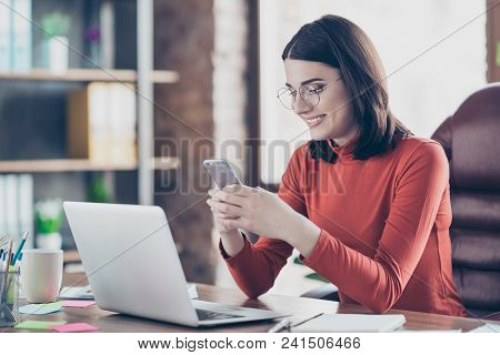 Watvideo Read Employee Side-view Careless Short-haired Pullover Jumper People Entertainment Concept.