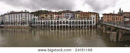 Ansicht der Kirche Santa Maria, Tolosa, Oria River und Stadtmarkt