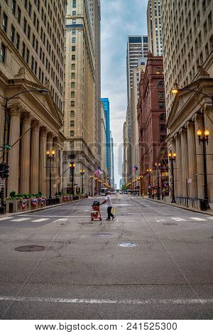 Chicago, Usa, 10 August 2017 People Walkin In The Streets Of Chicago.