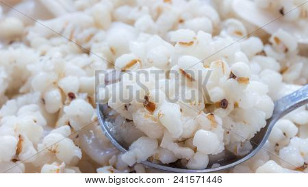 Coix Lacryma-jobi Is Cooked With Longan And Coconut Is A Food With High Nutritional Value.