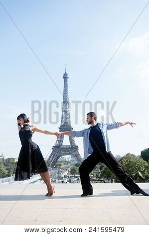 Dance Couple In Front Of Eifel Tower In Paris, France. Beatuiful Ballroom Dance Couple In Dance Pose