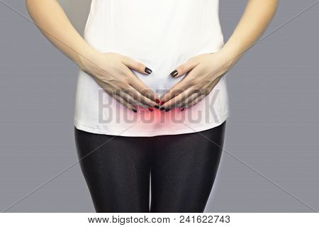 The Girl Holds On To The Bottom Of The Abdomen, The Lower Abdomen Is Red, The Middle Plan