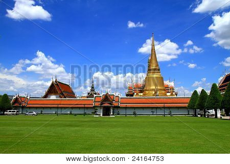 Sky a zlatá Pagoda
