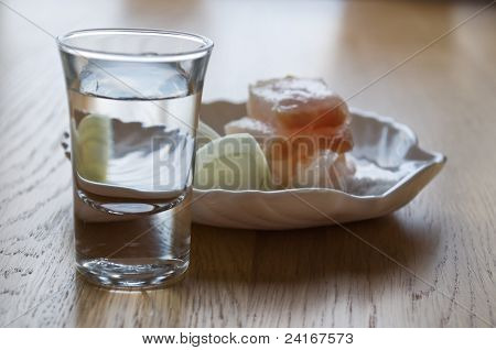 보드카와 라 드와 양파의 작은 접시와 유리
