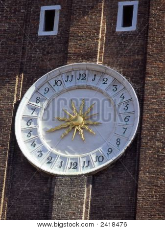 Hodiny na kostele Santi Apostoli. Benátky. Itálie