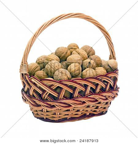 Cesto di vimini con noci