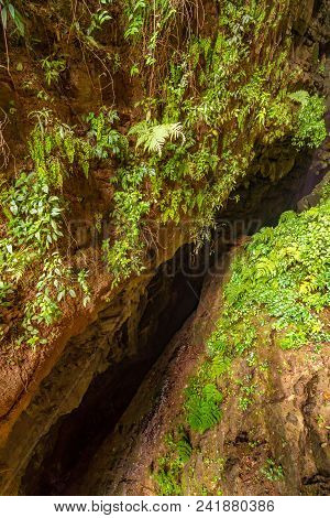 龙水峡地缝峡谷岩壁the Rock Wall Of The Canyon Of Longshui Gorge