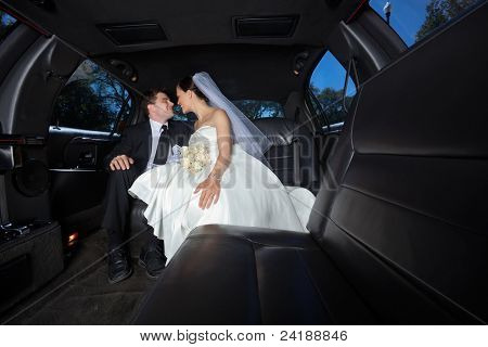 Amor de recién casados novia y novio en coche