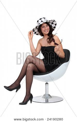 Donna in un cappello a pois