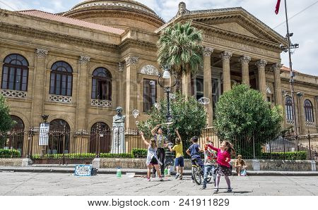 Palermo, Italy - April, 2018: Street Artist Making Soap Bubbles On The Street In Piazza Giuseppe Ver