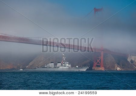 USS Milius scivola sotto nebbia al Golden Gate Bridge