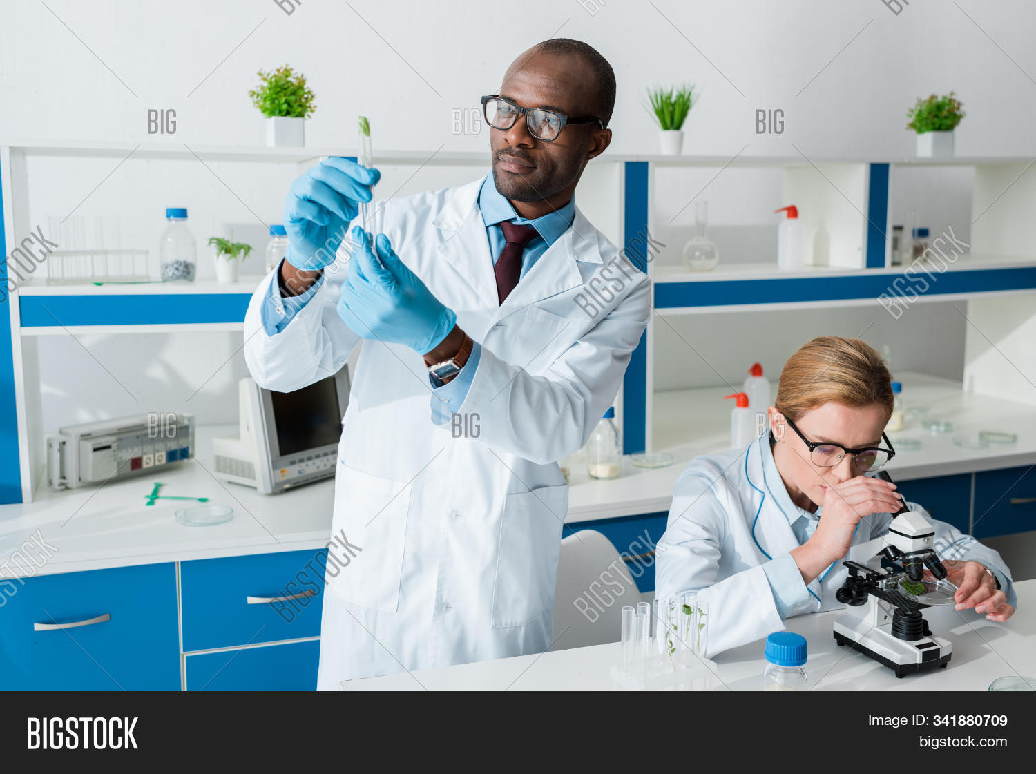 Афро врач. Профессия биолог. Биологи сша. Биологи сша. Биологи сша.
