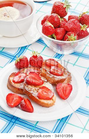 Toasts ฝรั่งเศสกับน้ำตาลผงสตรอเบอร์รี่