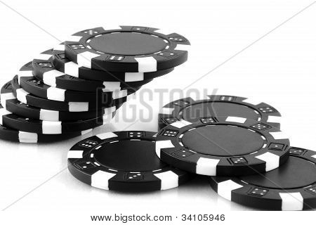 fichas de poker preto sobre fundo branco