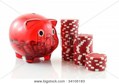 fichas de poker com um cofrinho em um fundo branco