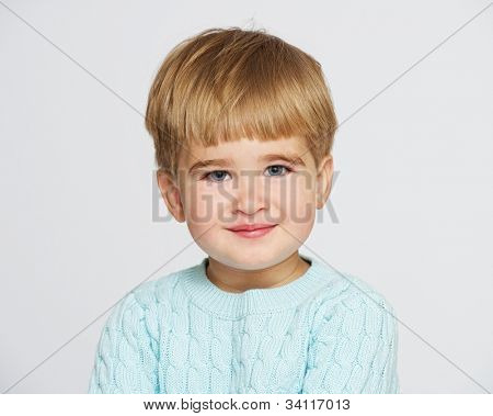 Smiling Baby Boy im blauen Pullover-Porträt