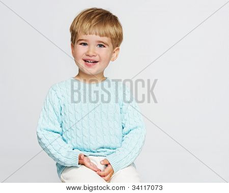 Smiling Baby Boy in blauen pullover