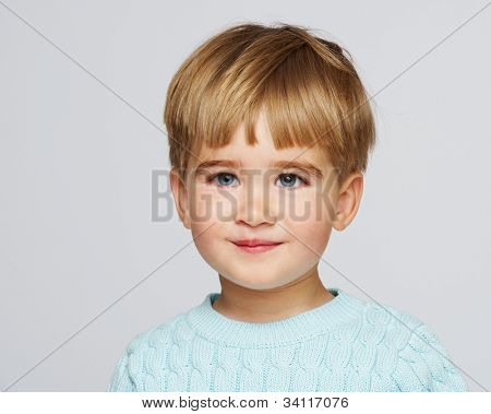 Smiling Baby Boy im blauen Pullover-Porträt