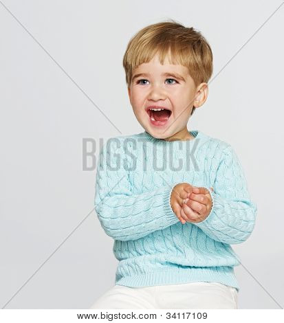 Happy Baby Junge im blauen pullover