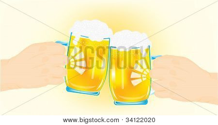 Dos manos con taza enfríen cerveza