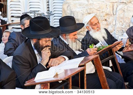 Jerusalén, ISRAEL-abril 27: oración judía no identificados en el muro de las lamentaciones en una festividad judía en Apr