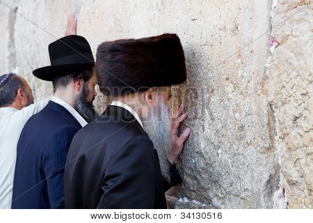 Jerusalén, ISRAEL-abril 27: oración judía no identificados en el muro de las lamentaciones en una festividad judía en Apr