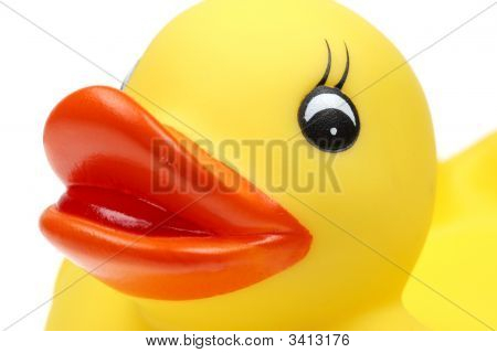 Pequeño pato amarillo de plástico