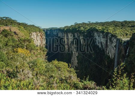 Cambara Do Sul, Brazil - July 16, 2019. Dirt Pathway And People At The Itaimbezinho Canyon With Wate