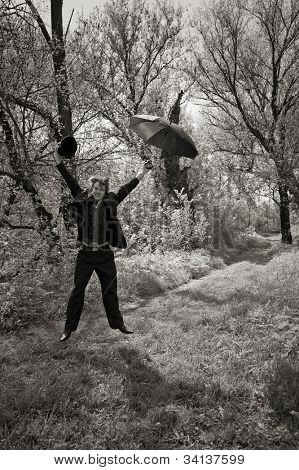 uomo volante con ambrella. tiro all'aperto