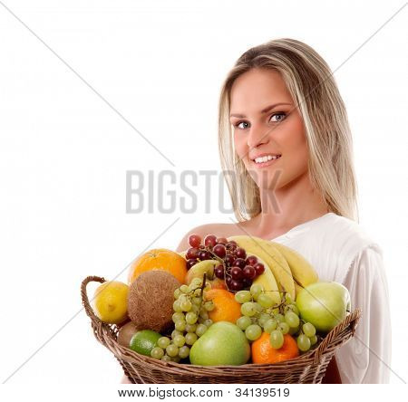 Donna attraente con un cesto pieno di frutta