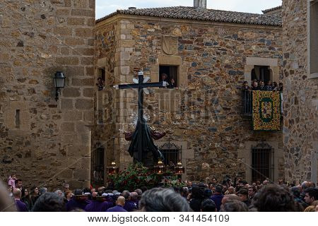 Caceres, Spain. April 2019: Woman Singing A Saeta Song From The Balcony To The Procession Of Semana 